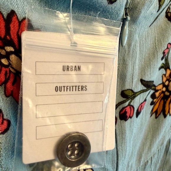 Urban Outfitters Kimchi Blue Floral Romper Women’s Beach Travel Vacation Light - Picture 4 of 7